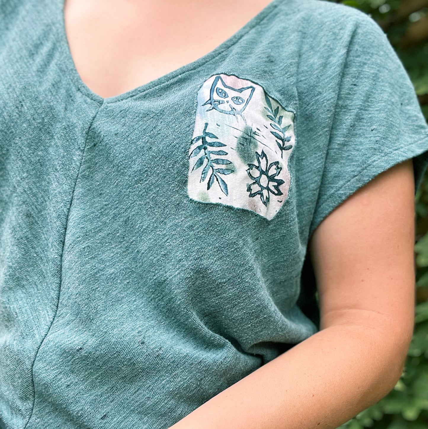 Cat & Leaf Block Print | Teal / Green Tee | Large